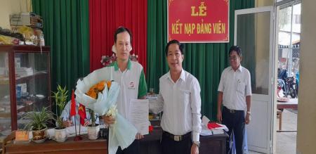 Chi bộ Khóm Hòa Khánh: Kết nạp đảng viên mới